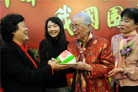 严仁英教授在95岁寿辰暨从医68周年庆典上。新华社记者王呈选摄